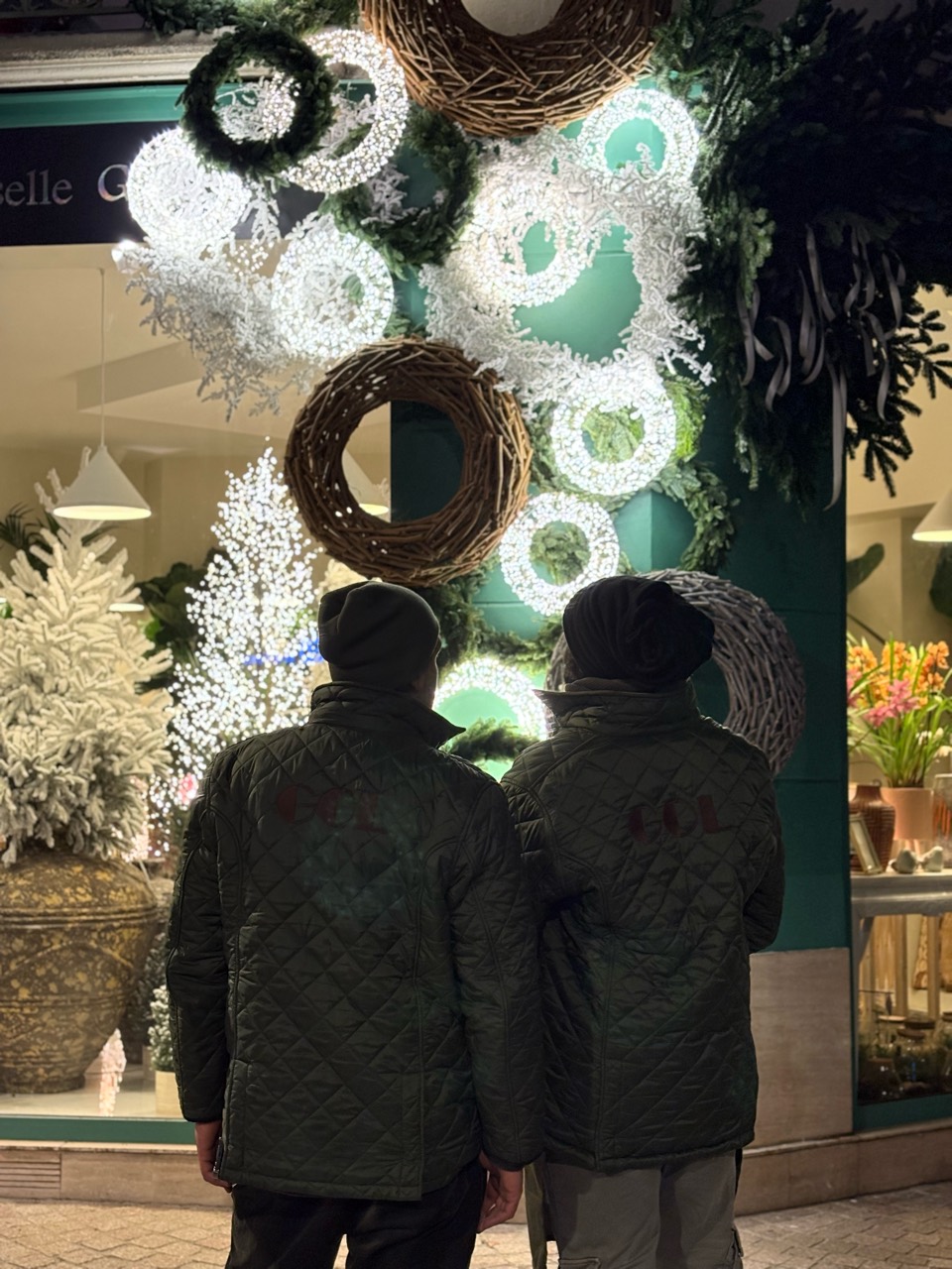 Décoration végétale de Noël en façade