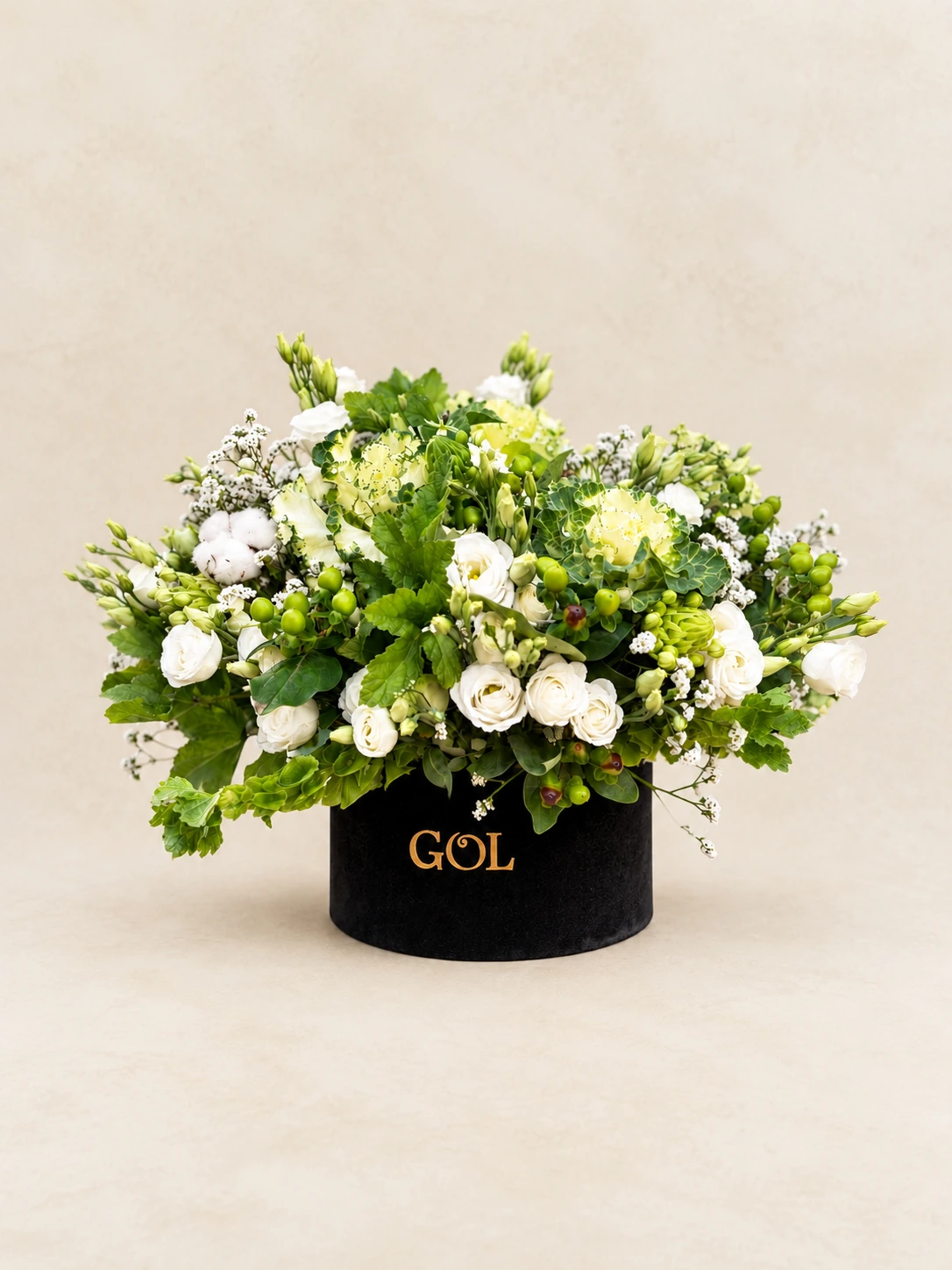 Coffret Floral GOL, fleurs blanches et feuillages dans une boîte noire
